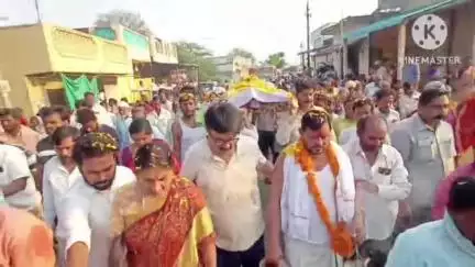చిన్నగూడూరు: ఉగ్గంపల్లిలో BRS నాయకుడి తండ్రి మృతి, అంతిమయాత్రలో పాడె మోసిన మాజీ మంత్రి సత్యవతి రాథోడ్,మాజీ ఎంపీ కవిత,మాజీ MLA శంకర్