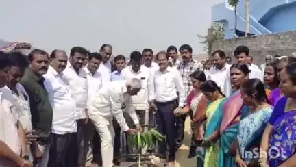 ఐనవోలు: వెంకటాపూర్ గ్రామంలో ఐకేపీ ఆధ్వర్యంలో ఏర్పాటు చేసిన ధాన్యం కొనుగోలు కేంద్రాన్ని ప్రారంభించిన ఎమ్మెల్యే శ్రీహరి