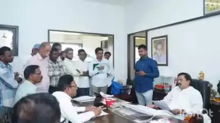 पेण: सुतारवाडी येथे जनता संवादचे आयोजन; खासदार सुनील तटकरे यांनी केले समस्यांचे निराकारण