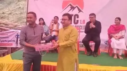 लैंसडाउन: तिमली में ग्रामीण पर्यटन और संस्कृत शिक्षा को लेकर आयोजित साइकिल रैली में प्रशासक प्रमुख द्वारीखाल ने किया प्रतिभाग