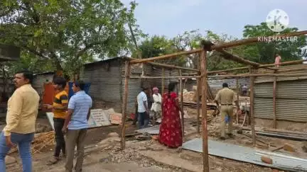 ಸವದತ್ತಿ: ಪಟ್ಟಣದ ಯಲ್ಲಮ್ಮ ದೇವಸ್ಥಾನ ಆವರಣದಲ್ಲಿ ಮುಂದುವರೆದ ಅನಧಿಕೃತ ಮಳಿಗೆಗಳ ತೆರವು ಕಾರ್ಯಾಚರಣೆ