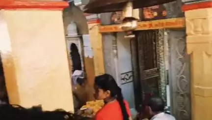 नलखेड़ा: मां बगलामुखी मंदिर नलखेड़ा में रविवार को श्रद्धालुओं का सैलाब उमड़ा, लगी लंबी कतार, गर्मी में हुए परेशान
