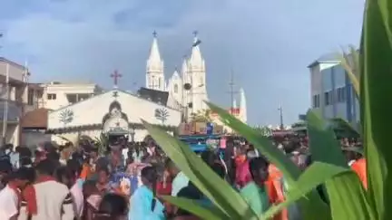 கீழ்வேளூர்: தொடர் விடுமுறை, புனித வெள்ளி மற்றும் ஈஸ்டர் பண்டிகையை ஒட்டி வேளாங்கண்ணியில் குவிந்த பக்தர்கள்
