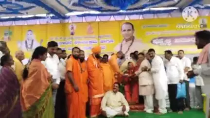 ರಟ್ಟೀಹಳ್ಳಿ: ನೂರಾರು ದೇವರಿಗೆ ನಮಸ್ಕಾರ ಮಾಡುವುದಕ್ಕಿಂತ ಗೋಮಾತೆಗೆ ನಮಸ್ಕಾರ ಮಾಡಿ ಉಜ್ಜಯಿನಿ ಶ್ರೀ ಜಗದ್ಗುರು