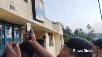 धारी: ग्रामीणों ने पुलिस पर मारपीट का आरोप लगाते हुए चौकी का किया घेराव, कार्रवाई की मांग की