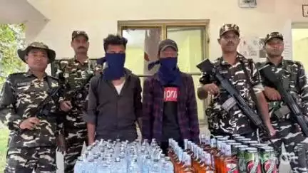 फुलपरास: मधवापुर बॉर्डर पर नेपाल से शराब की खेप ले जाते दो धंधेबाज पकड़े गए