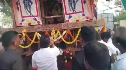 ತುರುವೇಕೆರೆ: ನಡುಗ ಗ್ರಾಮದ ಕೆಂಪಮ್ಮದೇವಿ ರಥೋತ್ಸವಕ್ಕೆ  ನವರಸ ನಾಯಕ ಜಗ್ಗೇಶ್ ಚಾಲನೆ