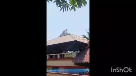മൂവാറ്റുപുഴ: പിറവം പെരുമ്പള്ളിയിൽ വീടിന്റെ മേൽക്കൂരയിൽ കുടുങ്ങിയ ആടിനെ ഫയർഫോഴ്സെത്തി രക്ഷപ്പെടുത്തി