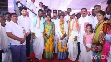 ಕುಂದಗೋಳ: ಕಮಡೊಳ್ಳಿ ಗ್ರಾಮದಲ್ಲಿ ಸಾಮೂಹಿಕ ವಿವಾಹ ಕಾರ್ಯಕ್ರಮದಲ್ಲಿ ಶಾಸಕ ಟೆಂಗಿನಕಾಯಿ ಭಾಗಿ