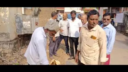 ಸಂಡೂರು: ಪಟ್ಟಣದ ವಿವಿಧ ವಾರ್ಡ್‌ಗಳಿಗೆ ಸಂಡೂರು ಪುರಸಭೆ ಅಧ್ಯಕ್ಷ ಸಿರಾಜ್ ಹುಸೇನ್ ಭೇಟಿ, ಪರಿಶೀಲನೆ