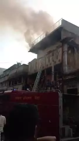 pachamba khusi mart me aag lagne se 2cr ka nuksan hua h or is ag lagne k karan h bijli sort sercid