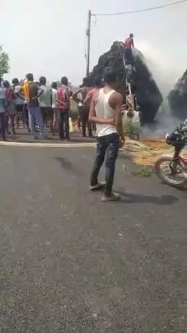 20/4/25 jahanabad jila dhanauti gaon ke Bagal mein Lage short circuit hone ke vajah se 2 gaanj mein aaye