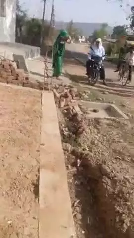 ye nal me pani nhi bharne dete kisi ko ye gram kusedi ki baat hai