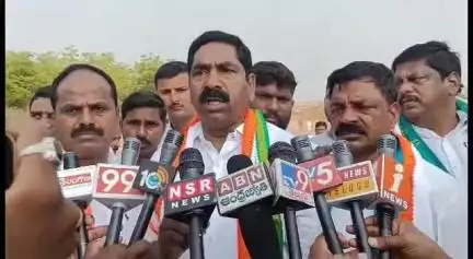 ఎల్కతుర్తి: ఎల్కతుర్తి మండల కేంద్రంలో వర్ధన్నపేట నియోజకవర్గం ఎమ్మెల్యే నాగరాజు బీఆర్ఎస్ సభ పై హాట్ కామెంట్స్