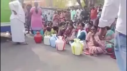 பேரணாம்பட்டு: பாலூர் பகுதியில் ஆம்பூர் பேர்ணாம்பட்டு செல்லும் சாலையில் குடிநீர் முறையாக விநியோகிக்காததை கண்டித்து பொதுமக்கள் சாலை மறியல் போக்குவரத்து பாதிப்பு