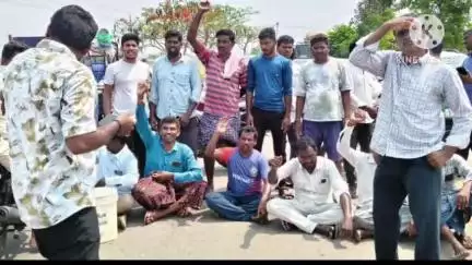 నెల్లికుదురు: నెల్లికుదురు మండలం మునిగలవీడు బస్టాండ్ వద్ద త్రాగునీటి ఎద్దడి నివారించాలని రోడ్డుపై బైఠాయించి గ్రామస్తుల నిరసన