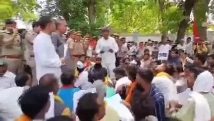 #Balia : गोंड जाति के लोगों का DM कार्यालय पर प्रदर्शन जाति प्रमाण पत्र बनाने की मांग को लेकर हजारों गोंड जाति .#viral
