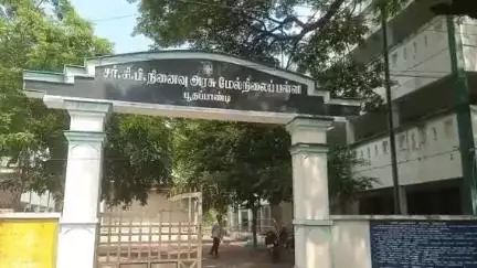 தோவாளை: பூதப்பாண்டியில் அரசு மேல்நிலைப் பள்ளியின் கதவை உடைத்து 4 லேப்டாப் உள்ளிட்ட கல்வி உபகரணங்கள் திருட்டு