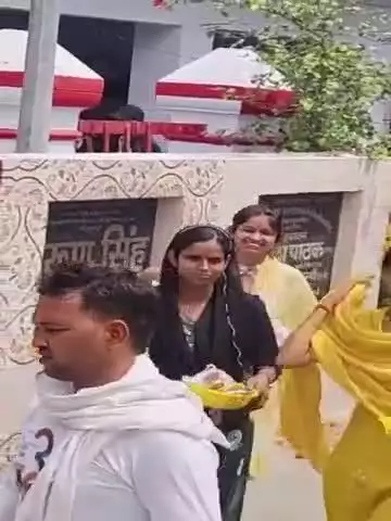 *ये लड़कियां तो पढ़ी-लिखी लग रही हैं !!*

फिर यह अनपढ़ों वाली हरकतें क्यों कर रही !!