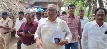 పెద్దపూడి మండలం గొల్లల మామిడాడ లో  డ్రైవర్ వీధి సుబ్రహ్మణ్యం కుటుంబాన్ని పరామర్శించిన మాజీ డిజిపి