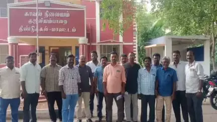 குஜிலியம்பாறை: போலீஸ் நிலையத்தில் வட்டார கல்வி அலுவலரை மிரட்டியவர்கள் மீது ஆசிரியர்கள் புகார்
