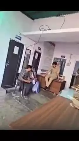 *लखनऊ नवाबों के शहर खाकी का अनोखा अंदाज*

 कमिश्नरेट के मदेयगंज थाने में राजशाही अंदाज में पुलिसकर्मी द्वारा पीड़ित की