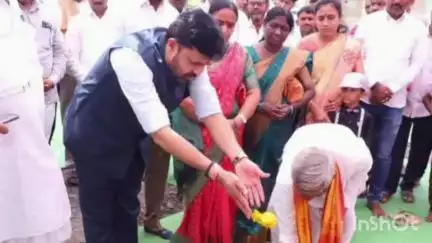 जळकोट: जळकोट येथील नगर पंचायत इमारत बांधकामाचे भुमीपुजन आ.संजय बनसोडे यांच्या हस्ते करण्यात आले.