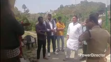 धारी: धारी के ग्रामीणों ने विधायक राम सिंह कैड़ा के साथ चौकी में पहुंचकर मारपीट करने वाले पुलिस कर्मियों पर की कार्रवाई की मांग