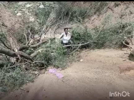శంకరపట్నం: రోడ్డు విస్తరణ పనుల్లో మా భూములు కోల్పోయాం, పరిహారం కోసం రోడ్డుపై నిరసన తెలిపితే ఇంజనీర్ మాపై దాడి చేశారన్న రైతు