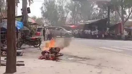 🛑बदायूं -खड़ी बाइक में आग लगने से मचा हड़कंप, अग्निशमन की गाड़ी ने आग पर काबू पाया।
#badaun #news #viral