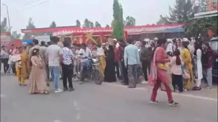 🛑बिजनौर -शादी समारोह में जमकर चले लाठी डंडे, बारातियों को कोल्ड्रिंक ना मिलने पर मारपीट।
#fight #shorts