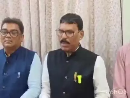 जिवती: कुसुंबी येथील आदिवासींना न्याय मिळवून देणारे विनोद खोब्रागडे सामाजिक कार्यकर्ते