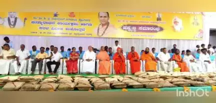 ರಟ್ಟೀಹಳ್ಳಿ: ಪಟ್ಟಣದ ಕಬ್ಬಿಣಕಂತಿನ ಮಠದ ಆವರಣದಲ್ಲಿ ಸಾಮೂಹಿಕ ವಿವಾಹ