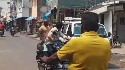 கெங்கவல்லி: கெங்கவல்லி பகுதியில் மது போதையில் ரகளையில் ஈடுபட்ட இளைஞர்- போலீசார் அழைத்துச் சென்று விசாரணை #viral