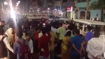 प्रयागराज -कानपुर हाईवे पर महिला का हाई वोल्टेज ड्रामा, वाहनों के बोनट पर बैठकर लोगों को छकाया।
#prayagraj #news