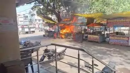 सिनेमा चौक पर सुबह 9:30 बजे आज गुलाब नाश्ते वाले के ठेले पर घरेलू गैस सिलेंडर के फटने से लगी भयानक आग जनहानि नहीं हुई