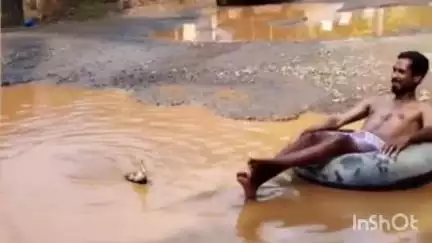 വൈക്കം: കടുത്തുരുത്തി-അറുന്നൂറ്റിമംഗലം റോഡ് തകർന്ന് യാത്ര ദുസ്സഹമായതിനെതിരെ വേറിട്ട ഒറ്റയാൾ പ്രതിഷേധം #localissue