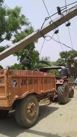 चुन्नुचक गांव में ट्रैक्टर ने पोल में धक्का मारने पर पोल टूट कर गिर गया करेंट अईहुई थी हादसा होने से बच गया।।।।।।