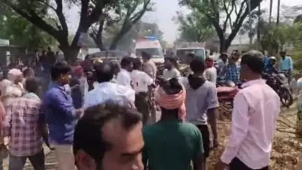 చివ్వెంల: సూర్యాపేట దంతాలపల్లి జాతీయ రహదారిపై ధాన్యం కొనుగోలు చేయడం లేదని వడ్లకు నిప్పు పెట్టిన రైతులు పరిస్థితి ఉద్రిక్తం