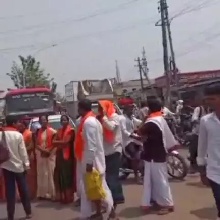 ಜೇವರ್ಗಿ: ಸಿಇಟಿ ವಿದ್ಯಾರ್ಥಿಯ ಜನಿವಾರ ತೆಗೆಸಿದ್ದನ್ನ ಖಂಡಿಸಿ ಜೇವರ್ಗಿ ಪಟ್ಟಣದಲ್ಲಿ ಪ್ರತಿಭಟನೆ