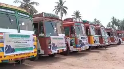 பரமத்தி வேலூர்: பரமத்தி வேலூரில் ஸ்டெர்லைட் தாமிர ஆலையை திறக்க வலியுறுத்தி லாரி உரிமையாளர்கள் ஆர்ப்பாட்டத்தில் ஈடுபட்டனர்