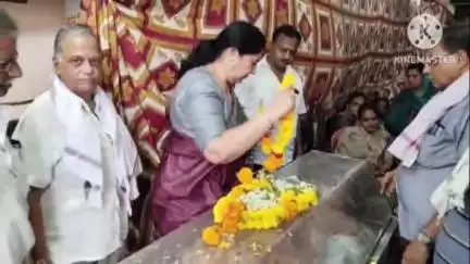 డోర్నకల్: డోర్నకల్ నియోజకవర్గంలో పర్యటించిన మాజీ మంత్రి సత్యవతి రాథోడ్, పలు పరామర్శలతో పాటు పెళ్లిళ్లకు హాజరు