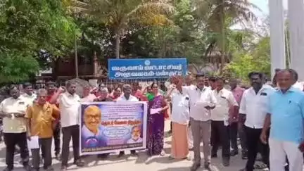 பண்ருட்டி: 30 அம்ச கோரிக்கைகளை வலியுறுத்தி நியாய விலை கடை பணியாளர்கள் பண்ருட்டி வட்டாட்சியர் அலுவலகம் முன்பு ஆர்ப்பாட்டம்