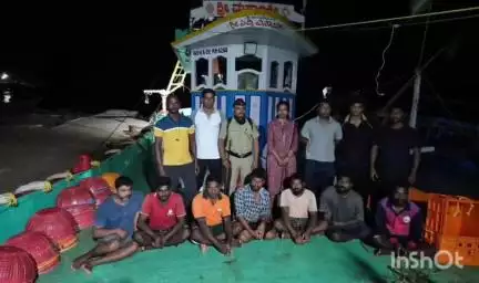 मालवण: परप्रांतीय नौकेवर सागरी सिंधुदुर्ग हद्दीत अनधिकृत मासेमारीप्रकरणी कारवाई : नौका जप्त, मासळीचा लिलाव