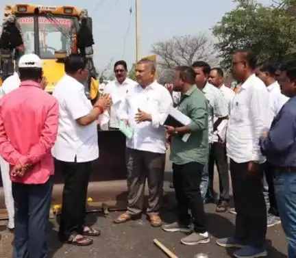 ರಾಯಬಾಗ: ಯಡ್ರಾಂವ ಗ್ರಾಮದಲ್ಲಿ ರಸ್ತೆ ಸುಧಾರಣೆ ಕಾಮಗಾರಿಗೆ ಶಾಸಕ ದುರ್ಯೋಧನ ಐಹೊಳೆ ಚಾಲನೆ