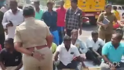 மதுரை வடக்கு: விளாங்குடியில் அதிமுகவினர் வைத்த நீர் மோர் பந்தலை அகற்றிய போலீசார்- சாலை மறியலில் ஈடுபட்ட அதிமுகவினர் கைது