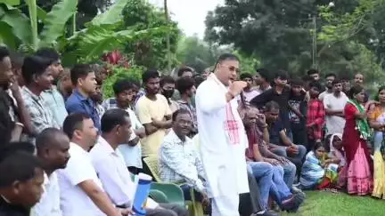 টিংখং: ক্ষোভিত শ্ৰমিকে সৰুজনী চাহ বাগিচাৰ পৰিচালকক আক্ৰমণৰ ঘটনাৰ পাছতেই বাগিচাত উপস্থিত হৈ পৰিস্থিতিৰ বুজ লয় মন্ত্ৰী বিমল বড়াই