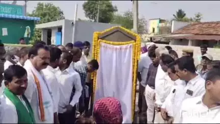 వేలేరు: శాలపల్లి గ్రామంలో మార్చి 16న ముఖ్యమంత్రి శంకుస్థాపన చేసిన ఇందిరమ్మ ఇళ్ల శిలాఫలకాన్ని ఆవిష్కరించిన ఎమ్మెల్యే కడియం