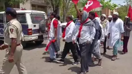 पुर्णा: जनसुरक्षा विधेयक, वक्फ बोर्ड कायदा मागे घ्या :भारताचा कम्युनिस्ट पक्ष मार्क्सवादीचे पूर्णा तहसील कार्यालय येथे निदर्शने