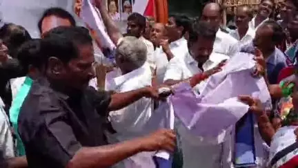 லால்குடி: அமைச்சர் பொன்முடி உருவப் படத்தை துடப்பதால் அடித்து அதிமுகவினர் புள்ளம்பாடியில் போராட்டத்தில் ஈடுபட்டதால் பரபரப்பு